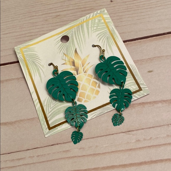 Green hanging leaf earring - Picture 3 of 3